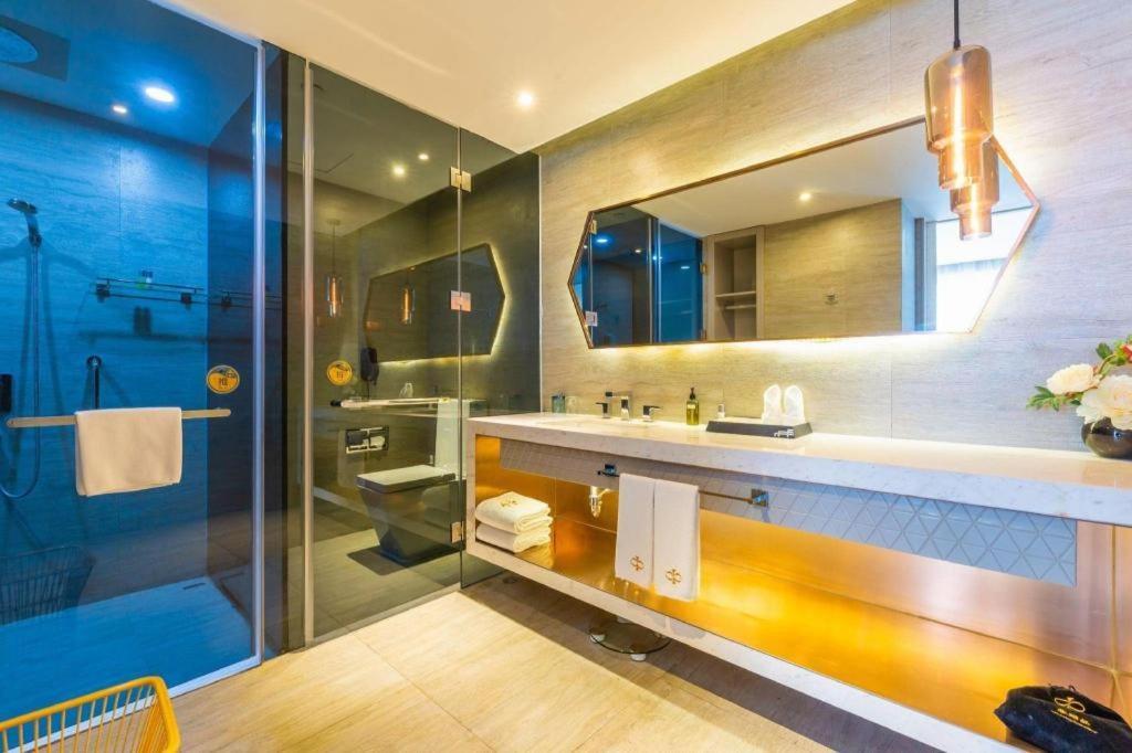 Bund South China Harbour View Hotel 4*