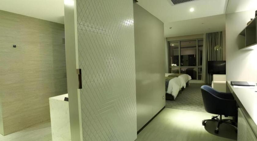 Bund South China Harbour View Hotel 4*
